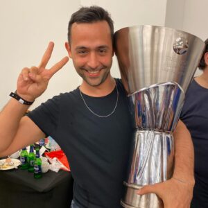 Emir Çubukçu Instagram - Söyleyecek fazla söz yok. @anadoluefessk bizi çok mutlu etti. Avrupa kupası kucaklamadım da demem. #back2back 
@anadoluefestr