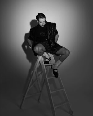 Emir Özden Instagram - Be Man Mayıs’21 🪄

Pr: @cansu_uras 
Röportaj: @naymanbatimor
Styling: @sametcetinkaya
Fotoğraf: @gunermertt
Saç/Makyaj: @utkuagagilofficiall
Styling Asistanı: @berriill_
Dijital İçerik Direktörü: @tugceorcunus
Dijital İçerik Editörü: @naymanbatimor @kezbanbelettt