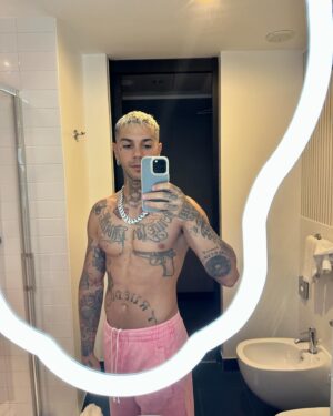 Emis Killa Instagram - Recap last 10 days:
- Relax in puglia
- Io e fedez in una delle 30 foto random pre show
- Guestata allo show di mio fratello Vanetti
- Chilling time con Neima & friends
- Il fresco di zona mi ha chiesto un selfie
- Check allo specchio prima di scendere dall’hotel
- Foto di gruppo peró di schiena così nessuno si lamenta per com’è venuto