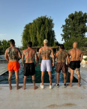Emis Killa Instagram - Recap last 10 days:
- Relax in puglia
- Io e fedez in una delle 30 foto random pre show
- Guestata allo show di mio fratello Vanetti
- Chilling time con Neima & friends
- Il fresco di zona mi ha chiesto un selfie
- Check allo specchio prima di scendere dall’hotel
- Foto di gruppo peró di schiena così nessuno si lamenta per com’è venuto