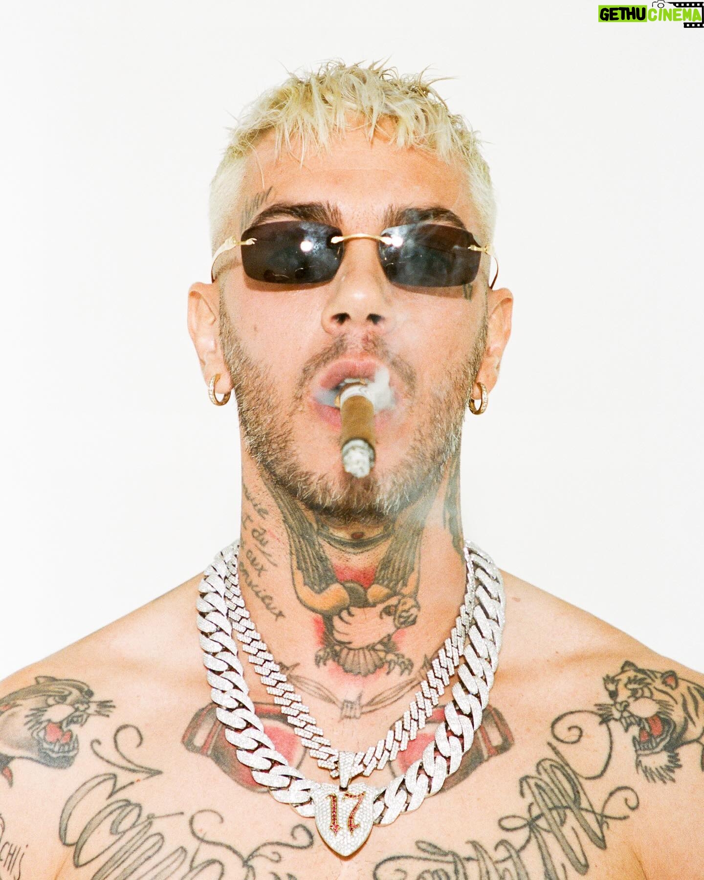 Emis Killa - 79.4K Likes - Parole sconce & occhiali zozzi.