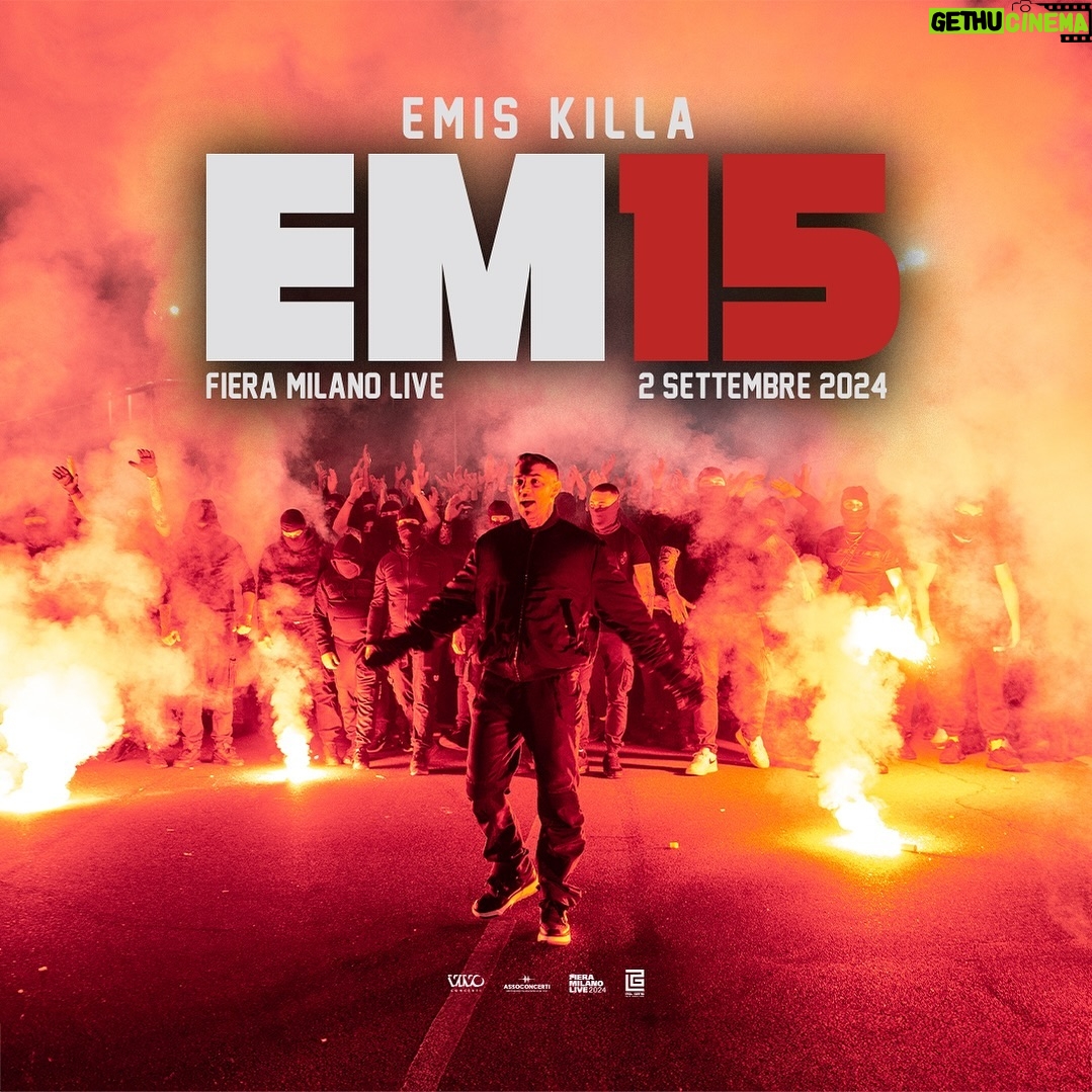 Emis Killa - 76.1K Likes - Il 2 settembre suonerò live a Milano. Non sarà un semplice live, sarà una festa per celebrare con voi questi quindici anni di carriera, che partono dai mixtape online e arrivano agli album multiplatino.
Dalle birrerie di paese al Forum.
Dalle gare di freestyle a EM15.
Molto più di un concerto, bensì una festa, qualcosa di inedito che non vedrete per un po’ di tempo, a Fiera Milano Live.
Per festeggiare, dunque, ho deciso di invitare quindici king 👑 🤫
Fuori ora i biglietti di EM15.