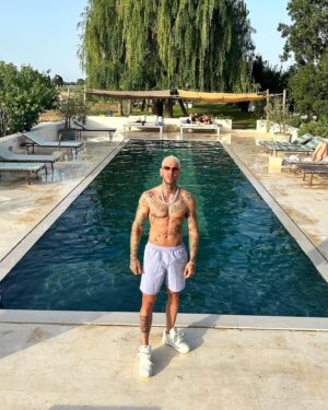 Emis Killa Instagram - Recap last 10 days:
- Relax in puglia
- Io e fedez in una delle 30 foto random pre show
- Guestata allo show di mio fratello Vanetti
- Chilling time con Neima & friends
- Il fresco di zona mi ha chiesto un selfie
- Check allo specchio prima di scendere dall’hotel
- Foto di gruppo peró di schiena così nessuno si lamenta per com’è venuto