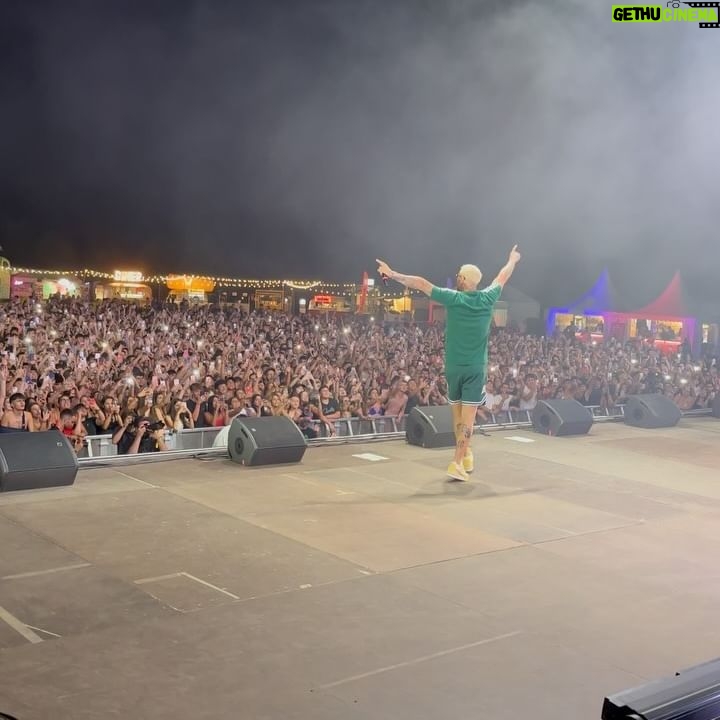 Emis Killa - 170K Likes - Recap last 10 days:
- Relax in puglia
- Io e fedez in una delle 30 foto random pre show
- Guestata allo show di mio fratello Vanetti
- Chilling time con Neima & friends
- Il fresco di zona mi ha chiesto un selfie
- Check allo specchio prima di scendere dall’hotel
- Foto di gruppo peró di schiena così nessuno si lamenta per com’è venuto