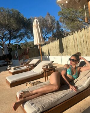 Emma Dabiri Instagram - Irish Mammies on tour !!! Is life allowed to be this fun? Is food allowed to taste this good ? Is the world allowed to be this beautiful?! WHAT A TRIP !!! Thank you for having us @terankahotelformentera !!! Seabass in mint leaf taco might be just one of THE BEST things I’ve ever tasted !!! Swimming in azure blue seas, biking around paradise (I’ve never been on an electric bike before   now I’m obsessed), Chi dancing, yoga and pilates, craic and deeps chats !!! BLISS 💫