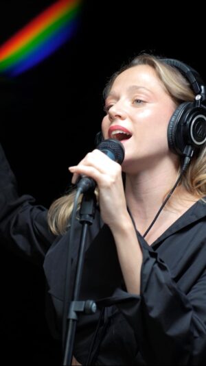 Emma Drobná Instagram - Emma Drobná a Ego u nás v štúdiu live! Pesnička Rande ešte nemá oficiálny klip, takže sleduj unikátnu verziu na našom webe! ❤️✌️