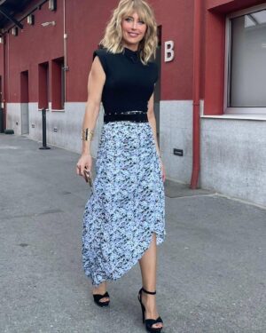 Emma García Instagram - Mañana más…😘😘😘❤️

▪️Look:
-Joyas @argiajewels 
-Falda @iroparis 
-Body @massimodutti 

Estilista @pepa.carmona 
Sastra @modabelenmadrid 
Maquillaje @carmenmaquillaje 
Peluquería @ooodeee 

#FelizNoche @unicorntves @telecincoes @mediasetcom