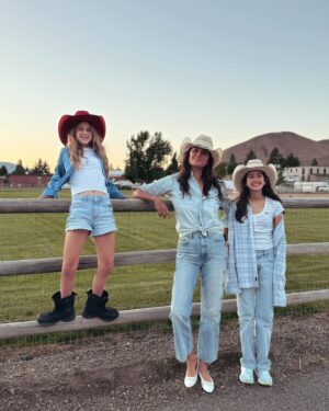 Emma Heming Instagram - Happy 4th of July! 🇺🇸🇺🇸🇺🇸 
*and if you don’t have cowboy boots, just put your snow boots on, it’s fine 😉