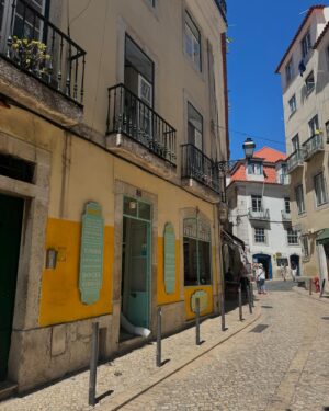 Emma Keuven Instagram - Portuguese sun hits different ☀️🌺✨🍦🐆
#gifted #girlsgoneloavies