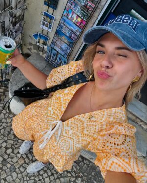 Emma Keuven Instagram - Portuguese sun hits different ☀️🌺✨🍦🐆
#gifted #girlsgoneloavies