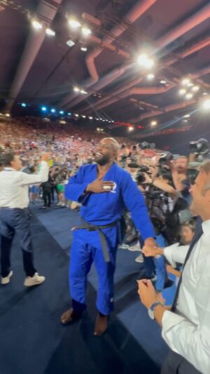 Emmanuel Macron Instagram - Le Roi Teddy.

Félicitations pour cette finale grandiose et ce quatrième titre olympique ! Fierté française.