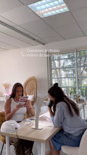Emmanuelle Cureau Instagram - La réalité c’est qu’il n’y a évidemment jamais d’erreur et aucune rencontre au hasard 

Chacune d’entre elle avait forcément quelque chose à nous apporter 🤍

Ps : Le choix de la couleur des ongles  est un sujet très sérieux on ne blague pas avec ça ^^