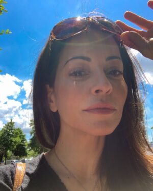 Emmanuelle Vaugier Instagram - It’s gonna be a bright, bright, sunshiny day. 🌞🌞🌞
.
.
.
.
.
.
.
#Sunglasses #SunnyDay #SunnyEnergy #Summer24 #EmmanuelleVaugier