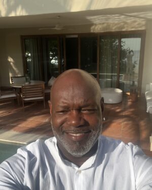 Emmitt Smith Instagram - Take the trip, you’ll thank yourself later 🏝️🍹