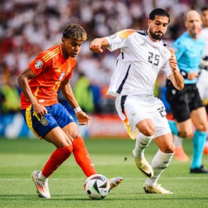 Emre Can Instagram - Die Niederlage schmerzt auch am Tag danach noch sehr, aber es ist der richtige Zeitpunkt um DANKE zu sagen. Danke an unsere Fans für die Unterstützung bei dieser Heim-EM, Ihr habt genauso wie wir, alles gegeben. Wir werden stärker zurückkommen. 🇩🇪💪🏽 

The defeat still hurts a lot the day after, but it’s the right time to say THANK YOU. Thank you to our fans for their support at this home euros, you gave your all just like we did. We will come back stronger. 🇩🇪💪🏽

#weCan