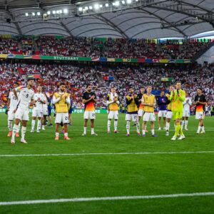 Emre Can Instagram - Die Niederlage schmerzt auch am Tag danach noch sehr, aber es ist der richtige Zeitpunkt um DANKE zu sagen. Danke an unsere Fans für die Unterstützung bei dieser Heim-EM, Ihr habt genauso wie wir, alles gegeben. Wir werden stärker zurückkommen. 🇩🇪💪🏽 

The defeat still hurts a lot the day after, but it’s the right time to say THANK YOU. Thank you to our fans for their support at this home euros, you gave your all just like we did. We will come back stronger. 🇩🇪💪🏽

#weCan