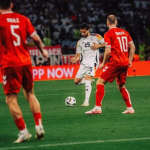 Emre Can Instagram - NÄCHSTER SCHRITT: VIERTELFINALE 🦾🇩🇪 WICHTIGER SIEG IN MEINEM WOHNZIMMER 🏟️ 

NEXT STEP: QUARTER-FINALS 🦾🇩🇪 IMPORTANT VICTORY IN MY LIVING ROOM 🏟️

#weCan #euro2024