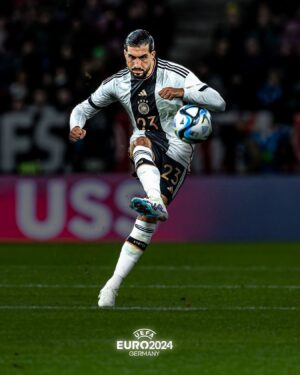 Emre Can Instagram - Ich fühle mich sehr geehrt, mein Land bei einem so großen Turnier vertreten zu dürfen und dies auf heimischem Boden zu tun, macht es noch spezieller 🇩🇪💪🏽

I am deeply honored to represent my country in such a big tournament and doing so on home soil makes it even more special 🇩🇪💪🏽

#weCan #euro2024