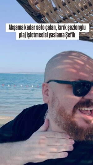 Emre Mutlu Instagram - Akşama kadar Sefo çalan kırık şezlonglu beach işletmecisi yaslama şefik. W/ @ceyhunerhankose