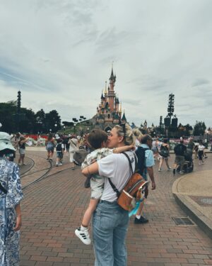 Emy LTR Instagram - Mon amour, hier tu as eu 2 ans et pourtant j’ai l’impression que tu es né il y a quelques semaines.
Chaque jour à tes côtés est un cadeau (même si en ce moment tu veux que je vienne dormir à côté de toi à partir de 5h du matin), chaque progrès que tu fais est une révolution mondiale à mes yeux, et chaque mot que tu inventes devrait être inscrit dans notre dictionnaire.
Tout est beau dans tes yeux et tu es beau dans les miens.
Je suis fière de toi, fière de cette famille et même séparés ton père et moi restons tes meilleurs acolytes pour la vie ❤️
Je t’aime ma vie.