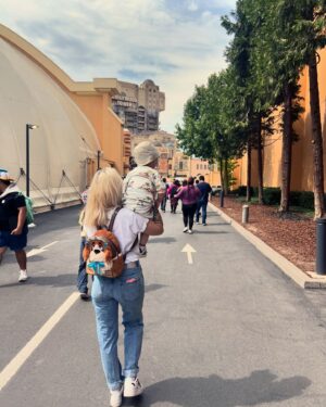 Emy LTR Instagram - Mon amour, hier tu as eu 2 ans et pourtant j’ai l’impression que tu es né il y a quelques semaines.
Chaque jour à tes côtés est un cadeau (même si en ce moment tu veux que je vienne dormir à côté de toi à partir de 5h du matin), chaque progrès que tu fais est une révolution mondiale à mes yeux, et chaque mot que tu inventes devrait être inscrit dans notre dictionnaire.
Tout est beau dans tes yeux et tu es beau dans les miens.
Je suis fière de toi, fière de cette famille et même séparés ton père et moi restons tes meilleurs acolytes pour la vie ❤️
Je t’aime ma vie.