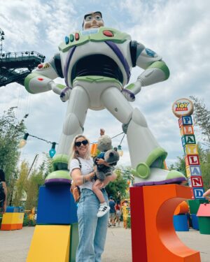 Emy LTR Instagram - Mon amour, hier tu as eu 2 ans et pourtant j’ai l’impression que tu es né il y a quelques semaines.
Chaque jour à tes côtés est un cadeau (même si en ce moment tu veux que je vienne dormir à côté de toi à partir de 5h du matin), chaque progrès que tu fais est une révolution mondiale à mes yeux, et chaque mot que tu inventes devrait être inscrit dans notre dictionnaire.
Tout est beau dans tes yeux et tu es beau dans les miens.
Je suis fière de toi, fière de cette famille et même séparés ton père et moi restons tes meilleurs acolytes pour la vie ❤️
Je t’aime ma vie.