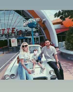 Emy LTR Instagram - Mon amour, hier tu as eu 2 ans et pourtant j’ai l’impression que tu es né il y a quelques semaines.
Chaque jour à tes côtés est un cadeau (même si en ce moment tu veux que je vienne dormir à côté de toi à partir de 5h du matin), chaque progrès que tu fais est une révolution mondiale à mes yeux, et chaque mot que tu inventes devrait être inscrit dans notre dictionnaire.
Tout est beau dans tes yeux et tu es beau dans les miens.
Je suis fière de toi, fière de cette famille et même séparés ton père et moi restons tes meilleurs acolytes pour la vie ❤️
Je t’aime ma vie.