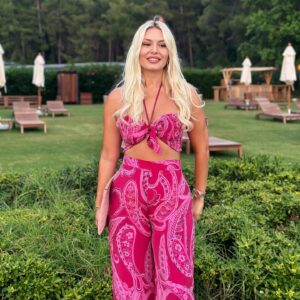 Enise Ütük Instagram - Yine kendi tasarımlarımızla devam edelim. Annem, kardeşim ve ben… 🫶🏻💞🤗 #pink #tasarım #takım