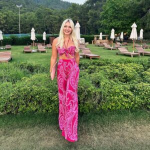 Enise Ütük Instagram - Yine kendi tasarımlarımızla devam edelim. Annem, kardeşim ve ben… 🫶🏻💞🤗 #pink #tasarım #takım