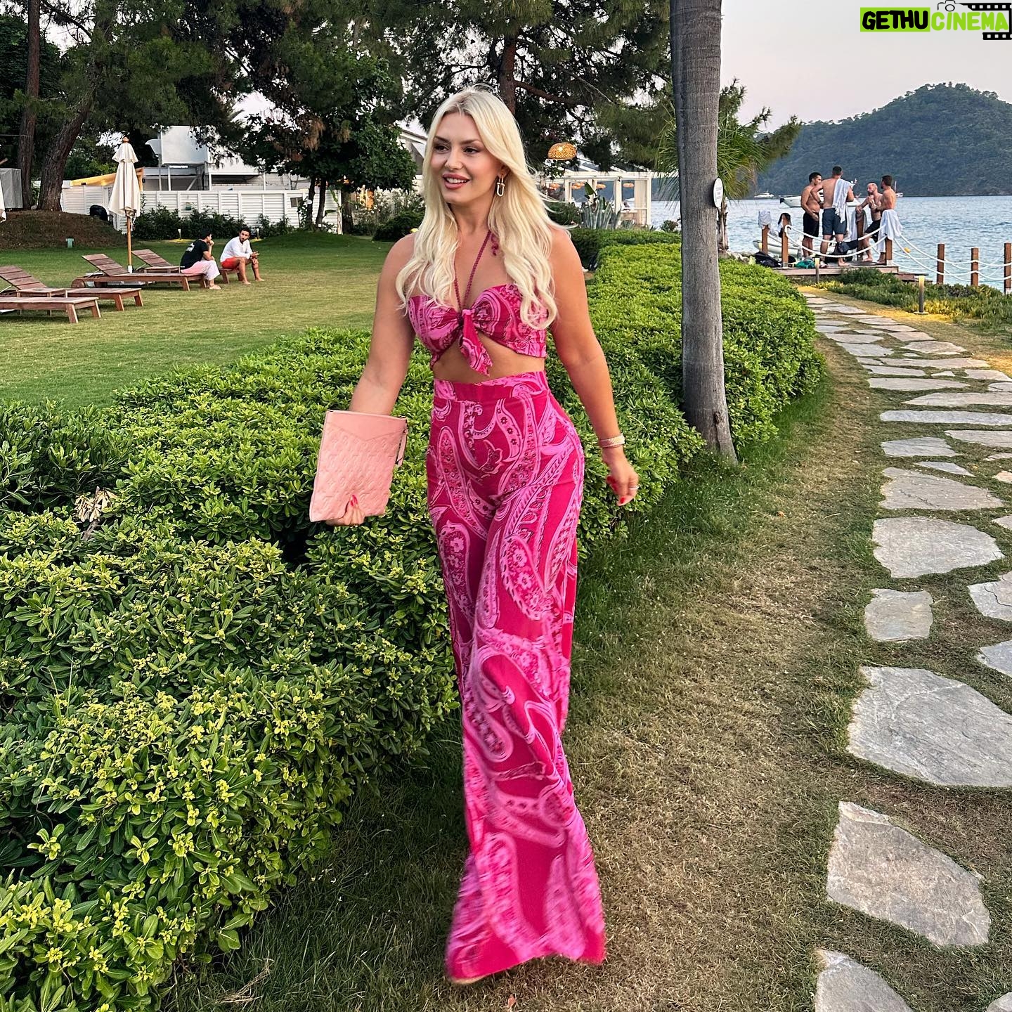 Enise Ütük - 2.4K Likes - Yine kendi tasarımlarımızla devam edelim. Annem, kardeşim ve ben… 🫶🏻💞🤗 #pink #tasarım #takım