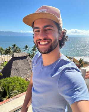 Enrique Arrizon Instagram - Vamos a divertirnos, vamos a crecer juntos, vamos a filmar Acapulco 3! ❤️🎬 Gracias a toda la producción y al personal del hotel por recibirnos con los brazos abiertos