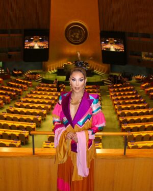 Envy Peru Instagram - I am incredibly proud as a Peruvian/Dutch queen to be one of the first drag queens ever entering the UN during the 2024 High Level Political Forum (HLPF), a political event where world leaders discuss the UN’s sustainable development goals. This is a beautiful opportunity to make my voice heard.

It’s important to me to speak on a global level about how I envision the future as part of the LGBTQIA  community. There are too many places worldwide where being queer is forbidden and sometimes criminalized. I find that shocking in the year 2024.

This event was organized by COC Netherlands, UN Women, UNDP, and the Permanent Mission of the Kingdom of the Netherlands to the UN and hosted by me.

Alongside with activists from Armenia, Kenya, Namibia, Nepal, Uganda, and Zimbabwe we shared stories from our lives and dreams of an inclusive future

Drag is a form of self-expression and political activism that contributes to diversity and inclusivity and embodies the concept; Leave no one behind. Drag has the capacity to challenge socioeconomic and political narratives. Organizers hope that bringing drag to the UN can be a symbol that reminds us that this world needs a queer future of care. ❤️🌎

#unitednations #envyperu #humanrights #trending

Photo: @richardkoek
Wearing: @claesiversen
Hair: @wigmayson