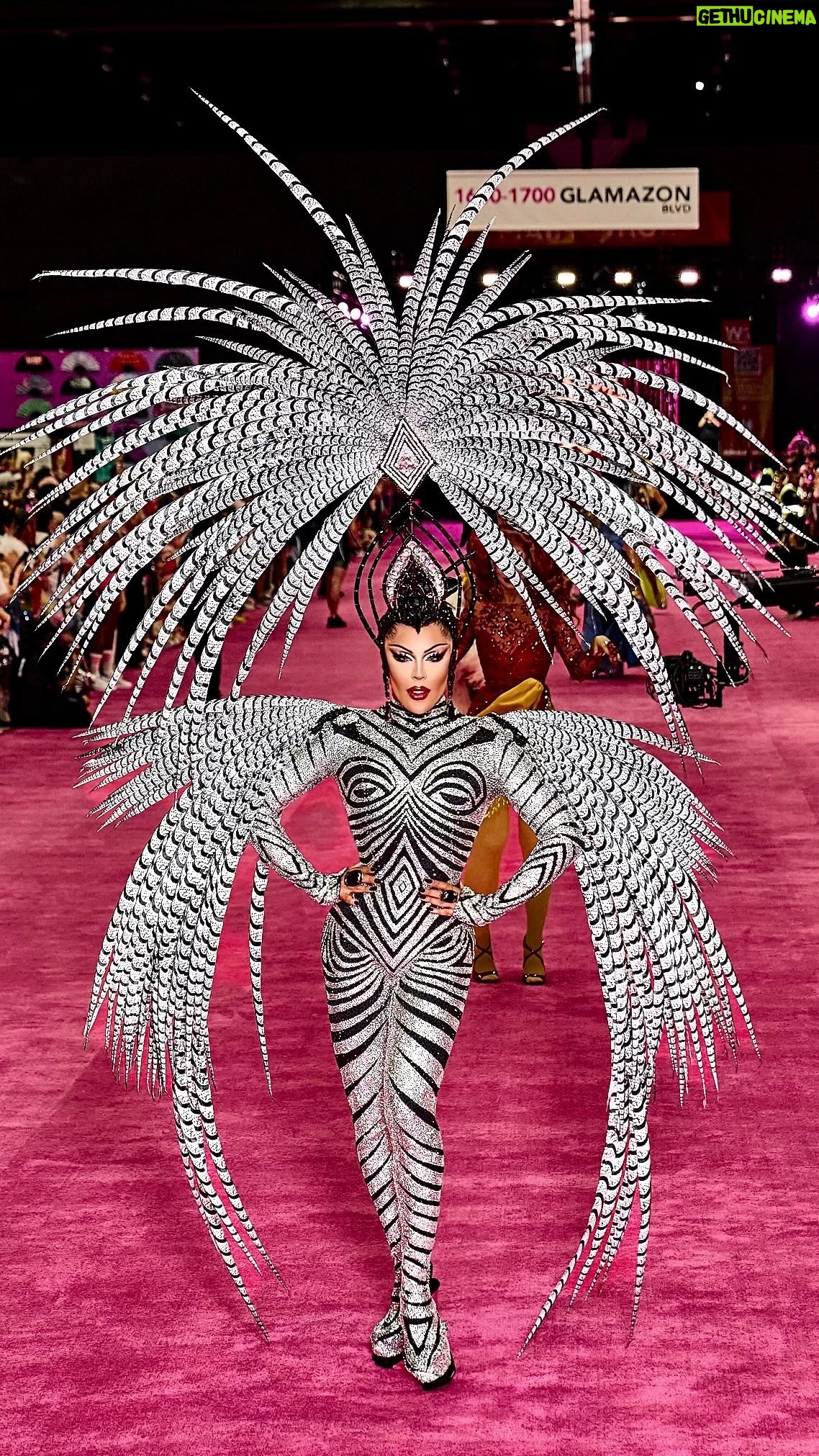 Envy Peru - 36.1K Likes - 🤍👀“How Do I Look?”👀 🖤
Pink Carpet look at @rupaulsdragcon LA 2024
Look: @dglamour
Cover photo: @stunnin.mag
Video: @captainwonder @kevinstuder22
#rupaulsdragcon #rupauldragrace #rupaulsdragconla2024