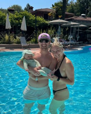 Enzo Knol Instagram - de eerste keer zwemmen met onze kleine man in het Italiaanse zonnetje! 🇮🇹☀️
