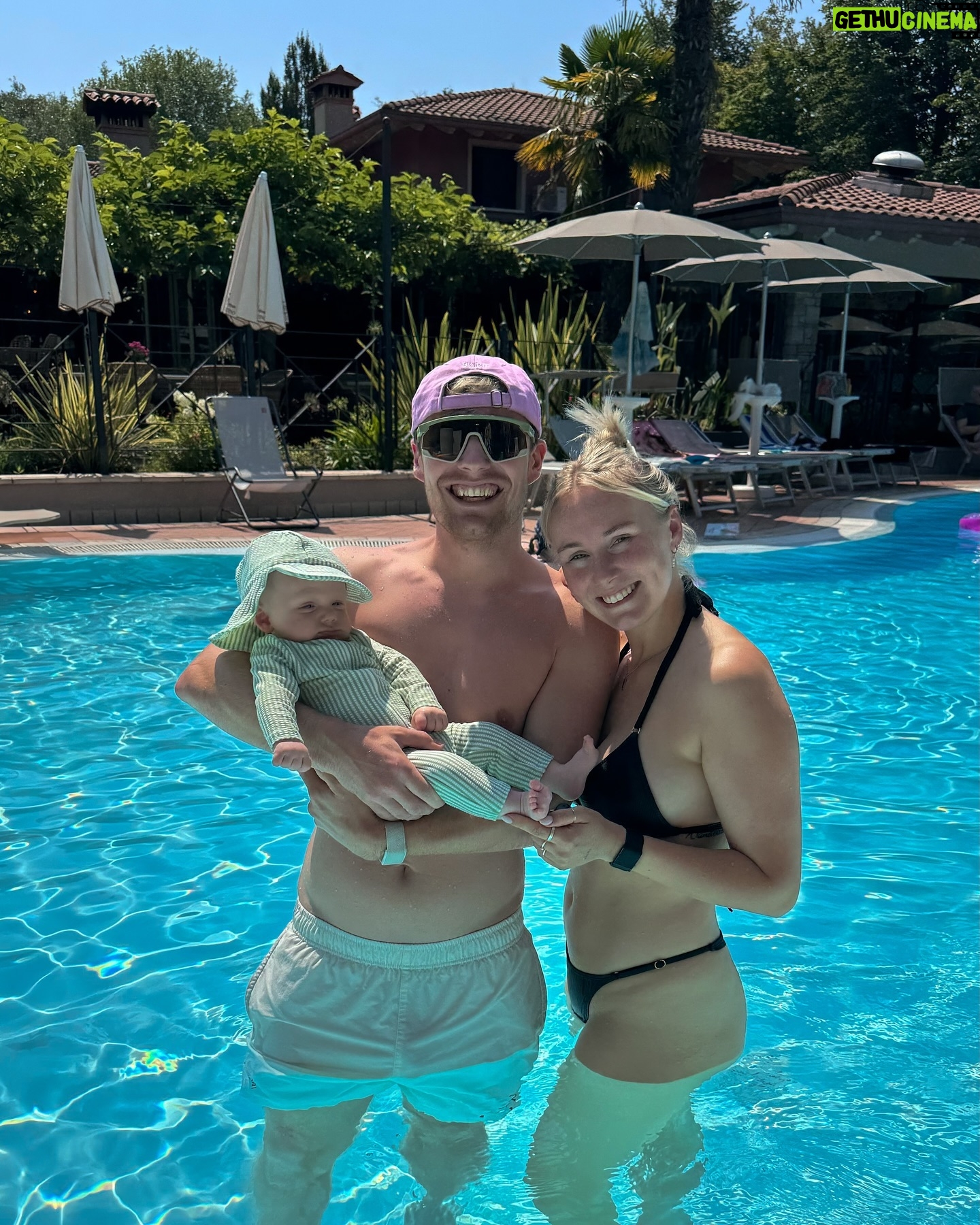Enzo Knol - 180.1K Likes - de eerste keer zwemmen met onze kleine man in het Italiaanse zonnetje! 🇮🇹☀️