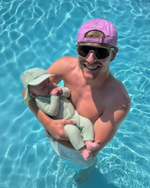 Enzo Knol Instagram - de eerste keer zwemmen met onze kleine man in het Italiaanse zonnetje! 🇮🇹☀️