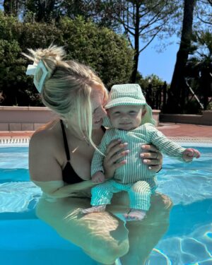 Enzo Knol Instagram - de eerste keer zwemmen met onze kleine man in het Italiaanse zonnetje! 🇮🇹☀️
