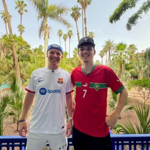 Enzo Knol Instagram - De 4.000e vlog komt in zicht en daar moest ik wat speciaals mee doen. We hebben samen als team 40 verschillende opdrachten gekregen en alles had te maken met het getal 4. Zoals 4 uur vliegen, 4 mensen helpen onderweg, 4 bezienswaardigheden bezoeken, 4 verschillende vervoersmiddelen gebruiken, foto maken met iemand met meer dan 4.000 volgers, 4 traditionele gerechten proeven en ga zo maar door! En dit allemaal binnen 24 uur! Dit is oprecht 1 van de tofste vlogs die ik ooit heb opgenomen. Ik heb nog een paar vlogs in te halen maar ik upload al een tijdje 2 vlogs per dag. Voordat je het weet heb ik alles ingehaald en zijn we bij de 4.000e vlog. Als ik helemaal bij ben dan veranderd het upload schema ook naar 3x per week. En dan komt er elke zondag een concept video online! En dan ook nog eens 2x per week een upload van de vlogs. Hopelijk kijken jullie daar naar uit net als ik. Ik ben in ieder geval hard aan het werk met mijn team om dit allemaal voor elkaar te krijgen! Let’s go ✌🏼