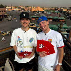 Enzo Knol Instagram - De 4.000e vlog komt in zicht en daar moest ik wat speciaals mee doen. We hebben samen als team 40 verschillende opdrachten gekregen en alles had te maken met het getal 4. Zoals 4 uur vliegen, 4 mensen helpen onderweg, 4 bezienswaardigheden bezoeken, 4 verschillende vervoersmiddelen gebruiken, foto maken met iemand met meer dan 4.000 volgers, 4 traditionele gerechten proeven en ga zo maar door! En dit allemaal binnen 24 uur! Dit is oprecht 1 van de tofste vlogs die ik ooit heb opgenomen. Ik heb nog een paar vlogs in te halen maar ik upload al een tijdje 2 vlogs per dag. Voordat je het weet heb ik alles ingehaald en zijn we bij de 4.000e vlog. Als ik helemaal bij ben dan veranderd het upload schema ook naar 3x per week. En dan komt er elke zondag een concept video online! En dan ook nog eens 2x per week een upload van de vlogs. Hopelijk kijken jullie daar naar uit net als ik. Ik ben in ieder geval hard aan het werk met mijn team om dit allemaal voor elkaar te krijgen! Let’s go ✌🏼