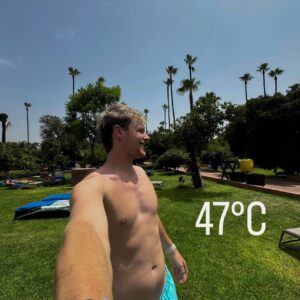 Enzo Knol Instagram - De 4.000e vlog komt in zicht en daar moest ik wat speciaals mee doen. We hebben samen als team 40 verschillende opdrachten gekregen en alles had te maken met het getal 4. Zoals 4 uur vliegen, 4 mensen helpen onderweg, 4 bezienswaardigheden bezoeken, 4 verschillende vervoersmiddelen gebruiken, foto maken met iemand met meer dan 4.000 volgers, 4 traditionele gerechten proeven en ga zo maar door! En dit allemaal binnen 24 uur! Dit is oprecht 1 van de tofste vlogs die ik ooit heb opgenomen. Ik heb nog een paar vlogs in te halen maar ik upload al een tijdje 2 vlogs per dag. Voordat je het weet heb ik alles ingehaald en zijn we bij de 4.000e vlog. Als ik helemaal bij ben dan veranderd het upload schema ook naar 3x per week. En dan komt er elke zondag een concept video online! En dan ook nog eens 2x per week een upload van de vlogs. Hopelijk kijken jullie daar naar uit net als ik. Ik ben in ieder geval hard aan het werk met mijn team om dit allemaal voor elkaar te krijgen! Let’s go ✌🏼