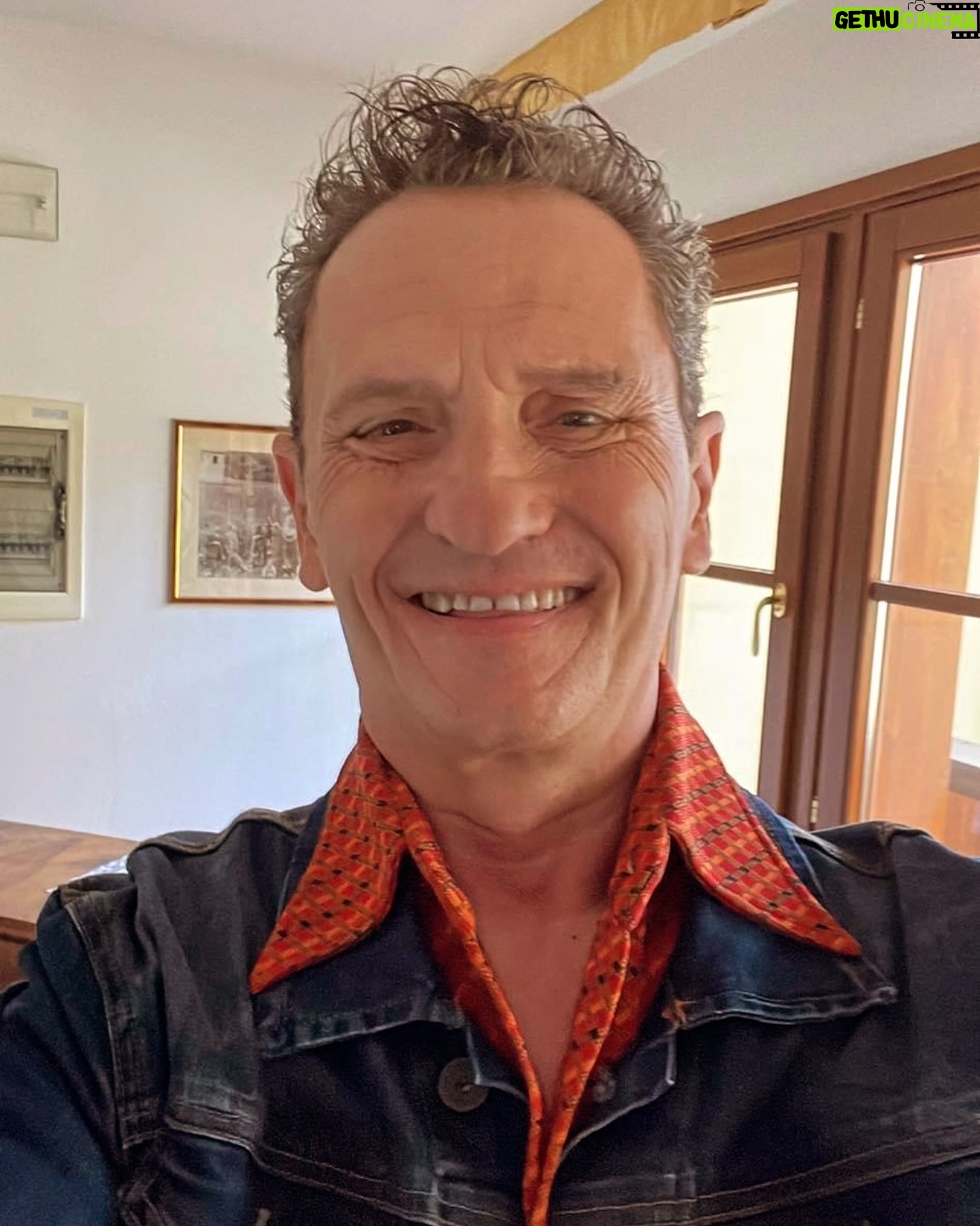 Enzo Salvi - 2.1K Likes - 📛ATTENZIONE 📛
Non provocare mai più del dovuto una persona BUONA . Lei osserva, medita, riflette. Ma quando agisce lo fa con un solo intento. Distruggere chi le ha fatto del male!
Mi fa tanta pena quella gente che per emergere e farsi notare deve per forza buttar fango su altre persone, che sono di gran lunga migliori di loro, e proprio questo urta e infastidisce i falliti!
Lo so bene che la mia presenza vi urta, ma che ci volete fare. Fatevene una fottutissima ragione, perché io esisto! Voi… NO !!! Siete solo MERD€ !!!!
E Quando deciderò di combattere una battaglia non farò fede ad un esercito, ma alla mia capacità di affrontare il nemico con la MIA FORZA E PROFESSIONALITÀ’ ! Non accetto consigli da chi non può darti esempio delle sue capacità ! NON ASCOLTO CHI NON AMA GLI ANIMALI ! Il solo suono mi disturba. Non tollero intromissioni nell’anima da chi la sua non la mette mai in gioco….. Da quando ho conosciuto troppi “paraculi” non solo non mi fido più di nessuno, ma gli “stronzi” li riconosco a distanza... dalla puzza 😜
Ho sempre aiutato tutti , per il piacere di aiutare… ma molti “tutti “
lo hanno dimenticato 😜
Attaccare , provocare…. ecco questo fa chi nella vita non ha un emerito cazz@ da fare.
Devo imparare a lasciare che la “verità “ degli altri mi scivoli lentamente dalle orecchie alle vie urinarie e finisca nell’unico posto dove è possibile conservarla: nella bianca porcellana di un wc.
Prima ti danno ragione e poi ti puntano il dito contro. Prima ti leccano il culo e poi ti pugnalano alle spalle. E quando ti serve una mano puoi contare solo e sempre su Te stesso 💪
Il MIO Amato pubblico va dal pediatrico al geriatrico …..me lo sono conquistato negli anni con rispetto e con riconoscenza !
Se tutti mi Amano e’perché io li Amo
Sono la mia linfa vitale 💪❤️💪
BACI A TUTTI 😘 VVB ❤️grazie di esistere
Enzo Salvi