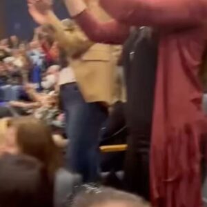 Erdal Özyağcılar Instagram - Canım kızım
Konservatuardan beri,dişini tırnağına takarak çalıştın.
Yeteneğine,çalışma azmine,bu mesleğe olan büyük aşkına,gurur duyarak şahit oldum.Bu videoyu seyrederken çok mutlu oldum.inanıyorumki yıldız hocan “Yıldız kenter” sağ olsaydı o da çok mutlu olurdu.❤️❤️❤️