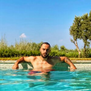 Eren Hacısalihoğlu Instagram - bir yanımız bahar bahçe..