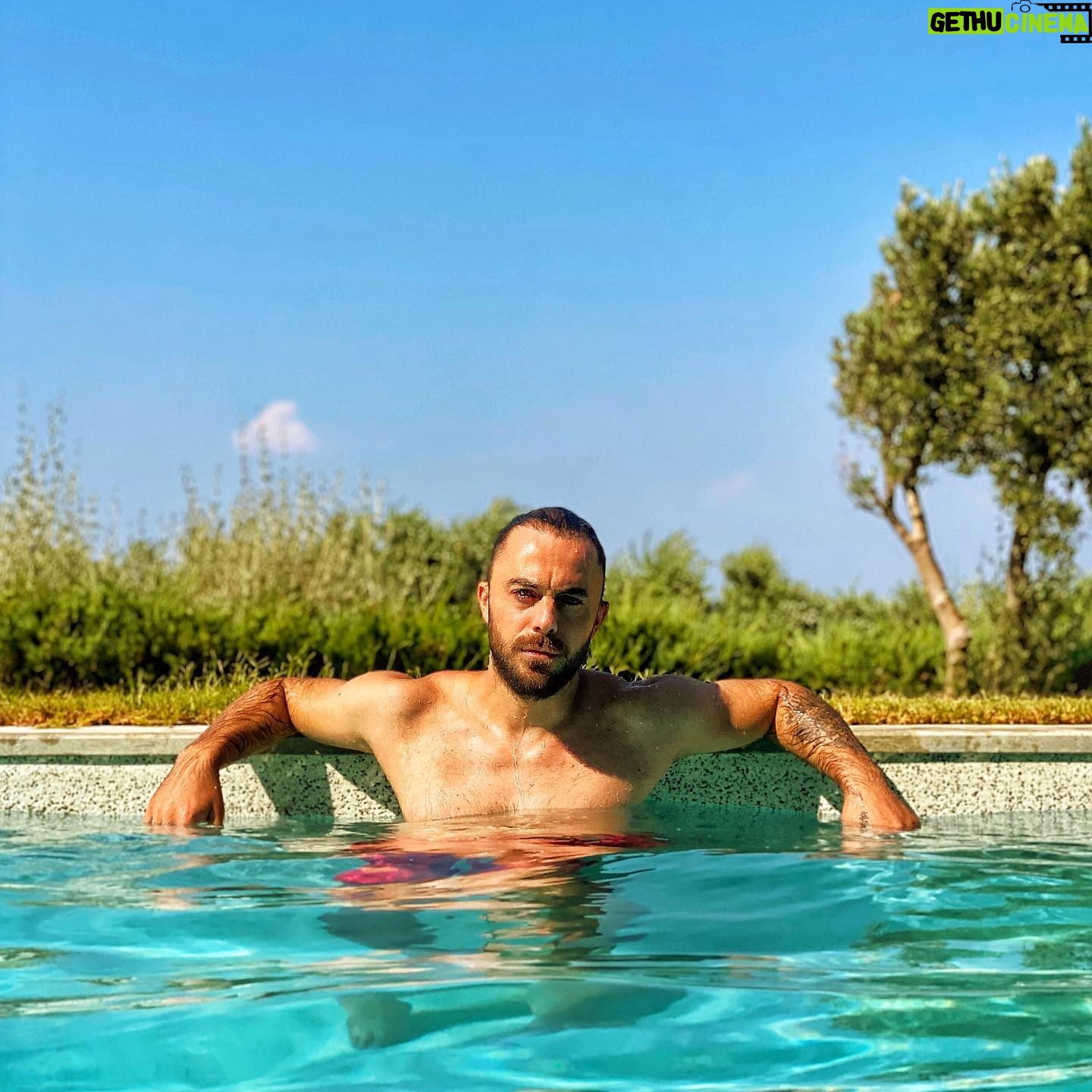 Eren Hacısalihoğlu - 3 Likes - bir yanımız bahar bahçe..