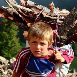 Eren Hacısalihoğlu Instagram - Eren’im..
Gül yanaklım, canımın içi.
Senin hatırana bir şeyler karalıyorum. Aslında bitti sayılır, hayata geçirmeye çabalıyorum diyelim. Hafızamdan,uykularımdan çıktın sanma istedim. Önce sana sonra memleketim Trabzon’a hediye etmeyi hayal ettiğim bir hikaye..
Şans dile bana aslanım, gittiğin yerde sen de beni unutma. Seni çok seviyorum kardeşim, beraberiz. #iyikivarsınEren