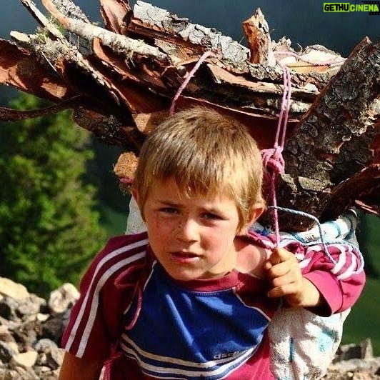 Eren Hacısalihoğlu - 3 Likes - Eren’im..
Gül yanaklım, canımın içi.
Senin hatırana bir şeyler karalıyorum. Aslında bitti sayılır, hayata geçirmeye çabalıyorum diyelim. Hafızamdan,uykularımdan çıktın sanma istedim. Önce sana sonra memleketim Trabzon’a hediye etmeyi hayal ettiğim bir hikaye..
Şans dile bana aslanım, gittiğin yerde sen de beni unutma. Seni çok seviyorum kardeşim, beraberiz. #iyikivarsınEren