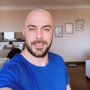Eren Hacısalihoğlu Instagram - Kafamın yuvarlaklığını annemin beni yüz üstü yatırmasına borçluyum. Thnx mom!!