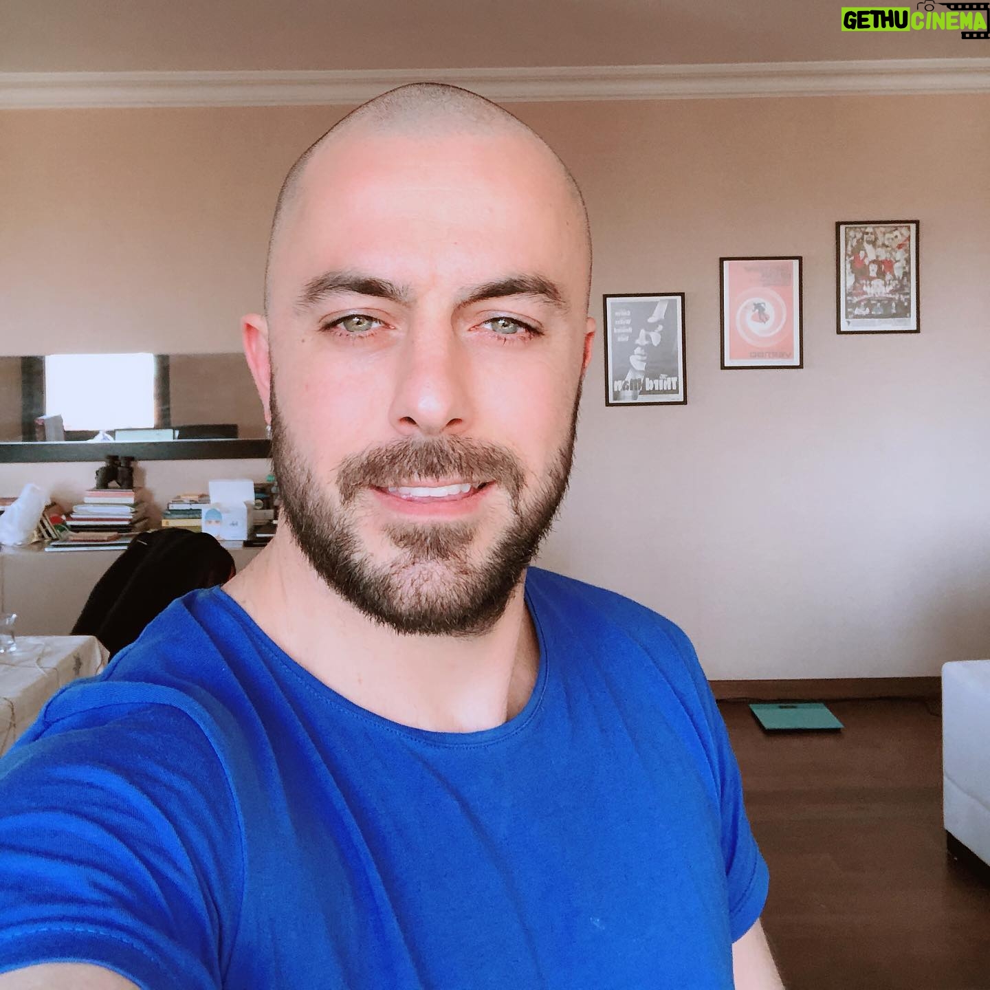 Eren Hacısalihoğlu - 3 Likes - Kafamın yuvarlaklığını annemin beni yüz üstü yatırmasına borçluyum. Thnx mom!!