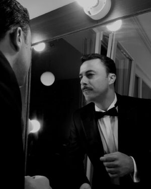 Eren Hacısalihoğlu Instagram - Sinirli adamın kazağı hep kapı koluna takılır.