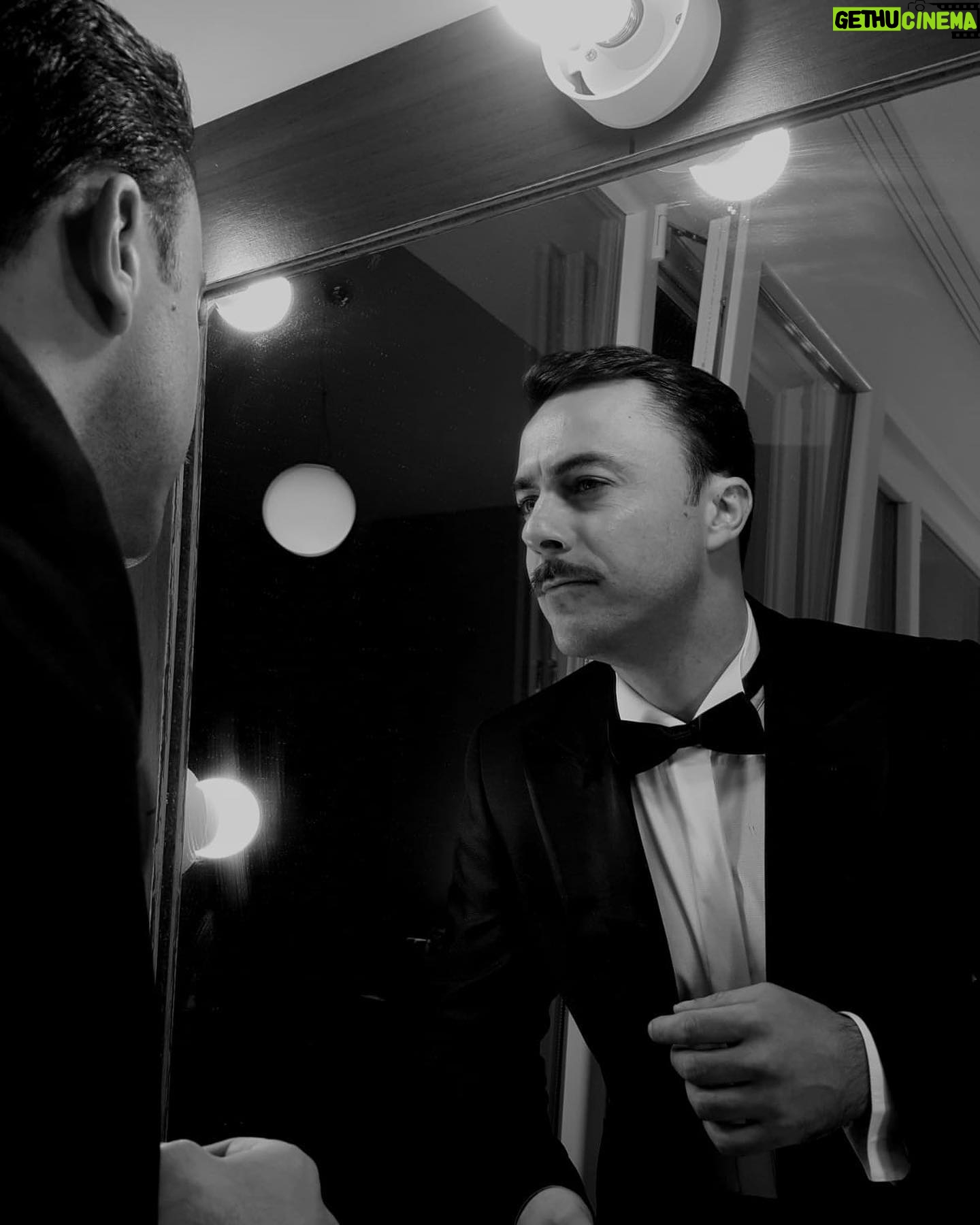 Eren Hacısalihoğlu - 3 Likes - Sinirli adamın kazağı hep kapı koluna takılır.
